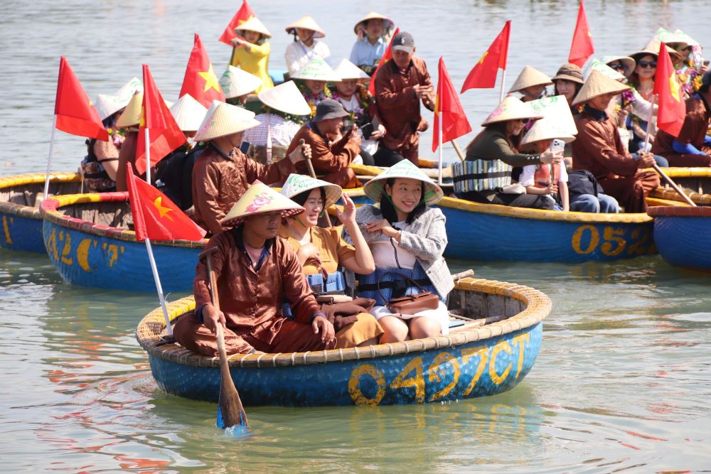 Foreign tourists receive gifts and listen to singing in coconut forests in Da Nang