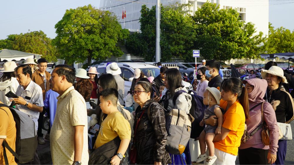 Du khach xep hang cho xuong tau di cac dao cua An Giang. Anh: Nguyen Anh