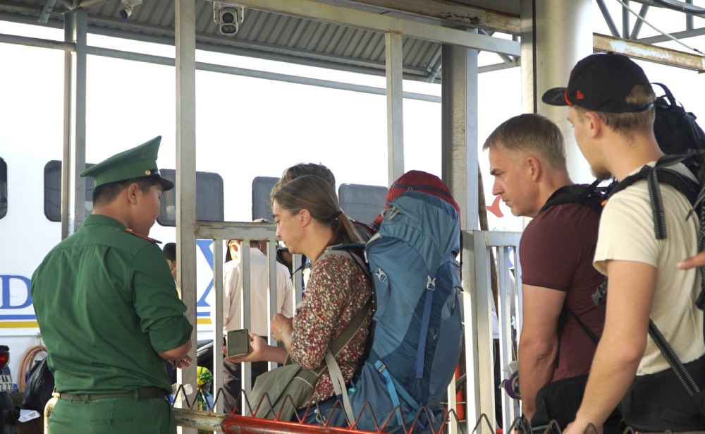 Nhom du khach nuoc ngoai lam thu tuc soat ve truoc khi len tau di Phu Quoc. Anh: Nguyen Anh