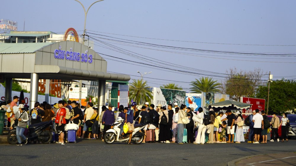 푸과 안장성의 다른 섬으로 가는 선착장은 관광객으로 가득 찼습니다. 사진: 응우옌안