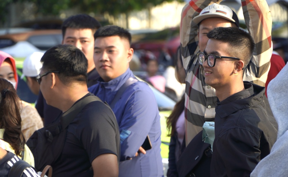 Du xep hang kha dong cho len tau nhung ai nay cung no nu cuoi tuoi vui ve cho chuyen du lich ngay dau nam moi. Anh: Nguyen Anh