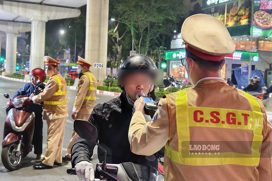 Luc luong CSGT dong loat kiem tra nong do con trong cung mot khung gio dem giao thua. Anh: Tien Ngo