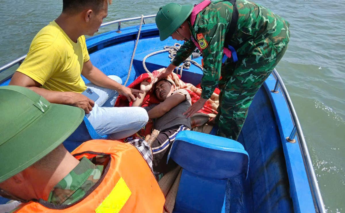 Border guards bring distressed fishermen to safe fishing boats. Photo: Quang Ninh Border Guard