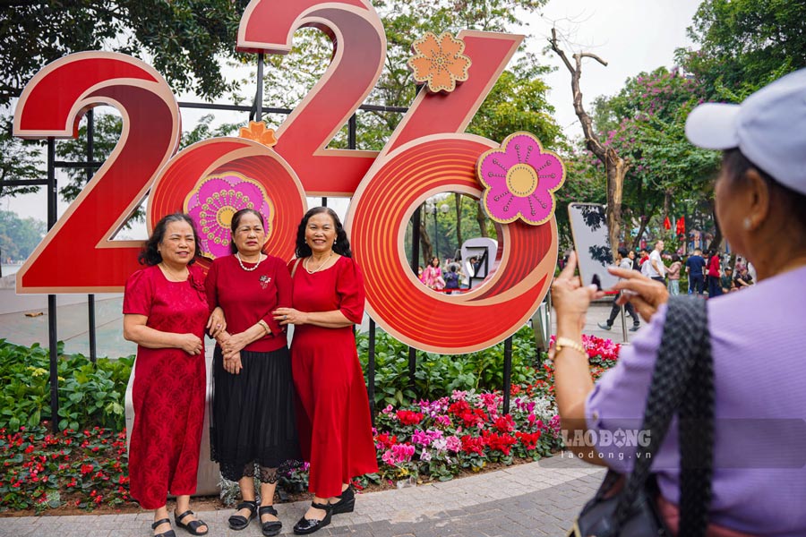 Los habitantes de Hanoi "se visten" de forma brillante, se agolpan para registrarse en el lago Hoan Kiem el primer dia de 2026