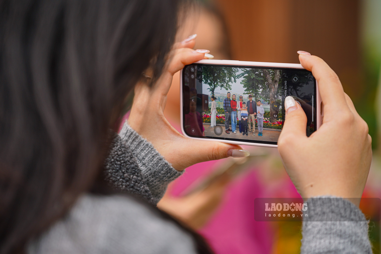 Ho Guom la noi luu giu ky uc cua nhieu the he nguoi Ha Noi. Ngay dau nam la dip de cac gia dinh cung nhau du xuan, gan ket tinh than.