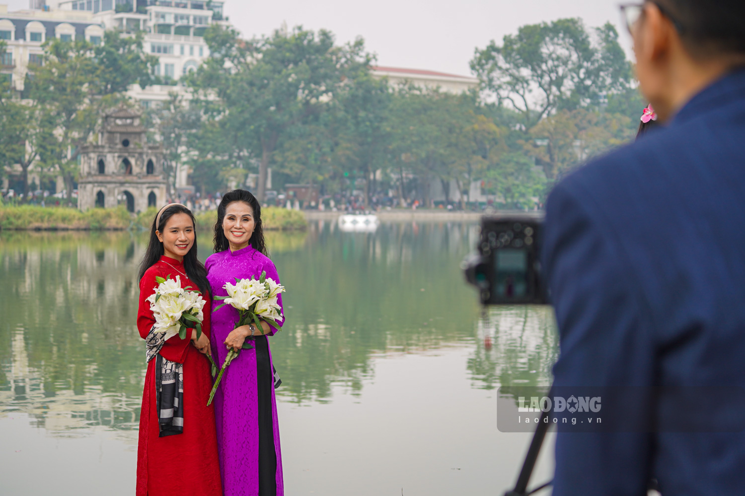 Chi Nguyen Thu Ha (32 tuoi, Hoan Kiem) chia se: “Nam nao gia dinh minh cung giu thoi quen ra Bo Ho ngay dau nam de lay may. Nam nay troi dep qua nen moi nguoi di dong hon han, khong khi thuc su rat phan khoi, bao hieu mot nam moi nhieu niem vui.”