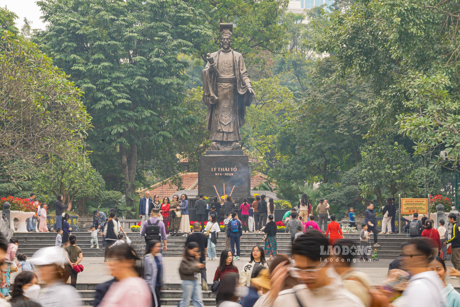 Hang ngan nguoi dan Thu do, tu gia den tre, da xung xinh trong nhung bo canh dep nhat de xuong pho du xuan va luu lai nhung khoanh khac khoi dau nam moi day han hoan.