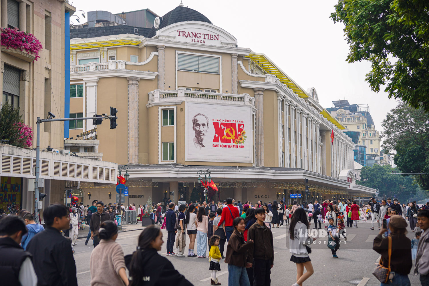 Tu sang som, cac diem check-in noi tieng nhu cau The Huc, den Ngoc Son, khu vuc Tuong dai Ly Thai To hay truoc toa nha Buu dien Ha Noi da chat kin nguoi.