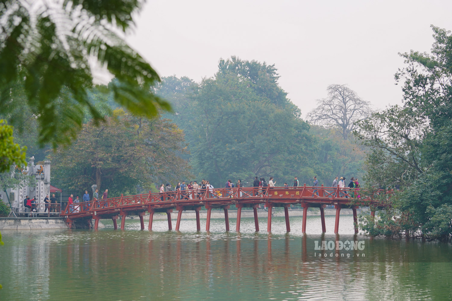 Khong khi trong lanh, thoang dang, nguoi dan va du khach tan bo doc bo ho, tan huong nhung khoanh khac yen binh. 