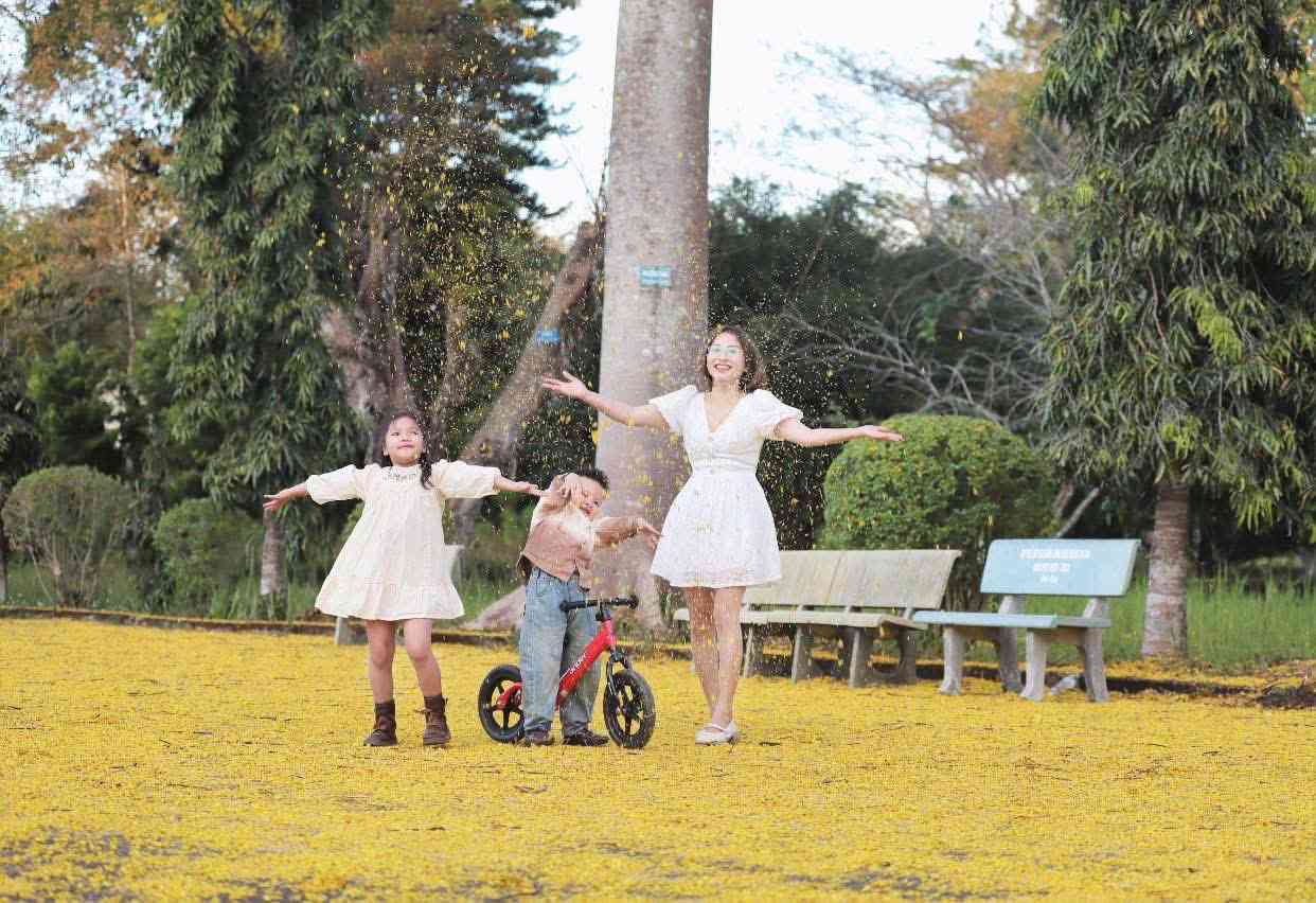 Chi Thanh (ngu tai Bao Loc) cung 2 con dam say duoi goc phuong vang tai truong Cao dang Cong nghe va Kinh te Bao Loc. Anh: Phuc Khanh 