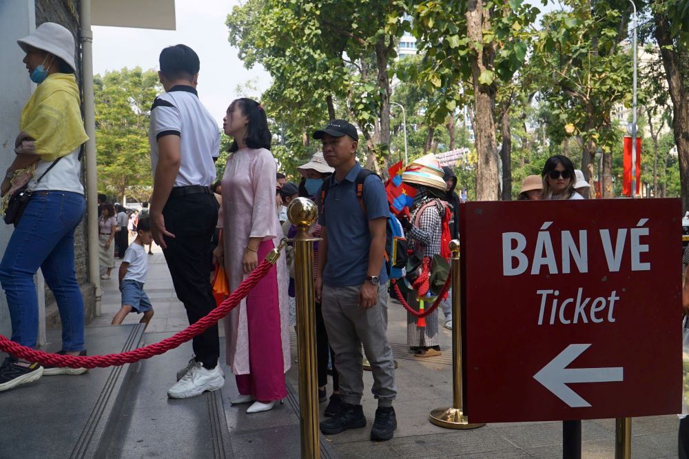 Du khach xep hang dai cho mua ve tham quan Dinh Doc Lap. Ảnh: Thai Bao