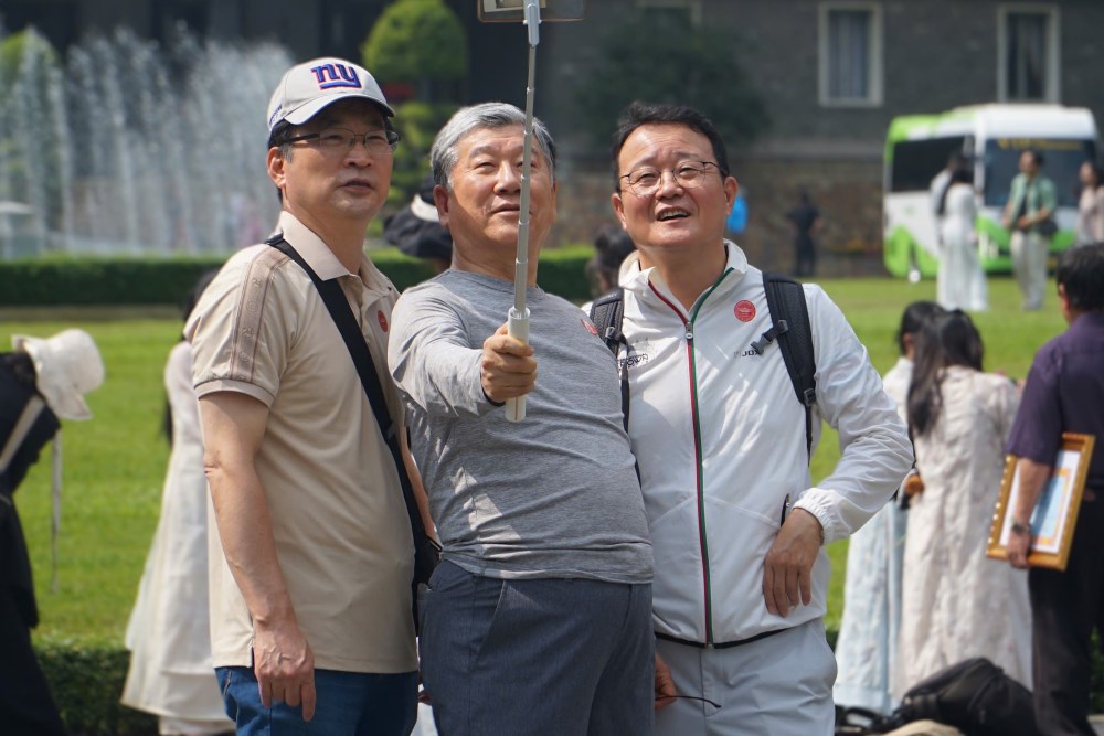 Du khach quoc te thich thu selfie truoc Dinh Doc Lap. Ảnh: Thai Bao