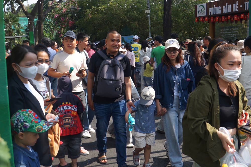 Canh qua tai cuc bo, du khach xep hang cho mua ve vao cong. Ảnh: Thai Bao