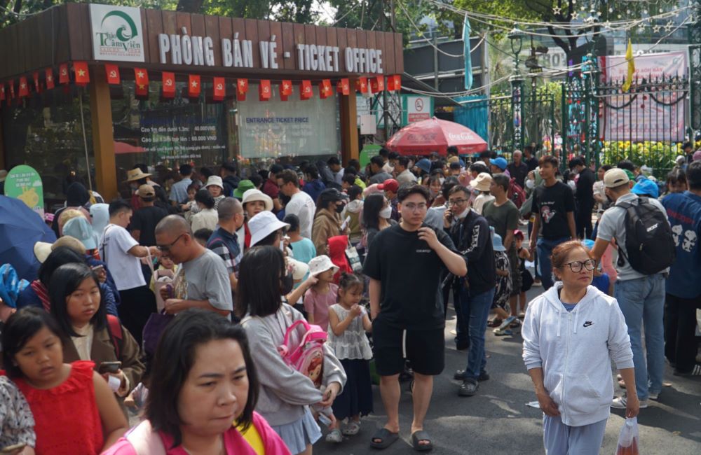 Dong nguoi chen chan tai Thao Cam Vien sang 1.1.2026. Ảnh: Thai Bao