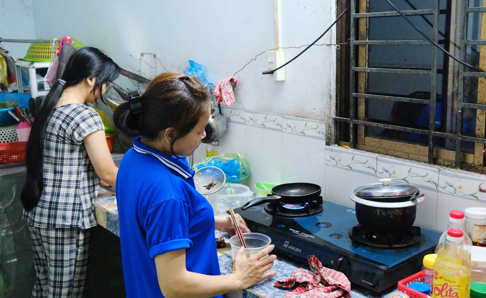 Cong nhan chon thu gian tai nha de tai tao suc lao dong va tiet kiem chi phi. Anh: My Ly