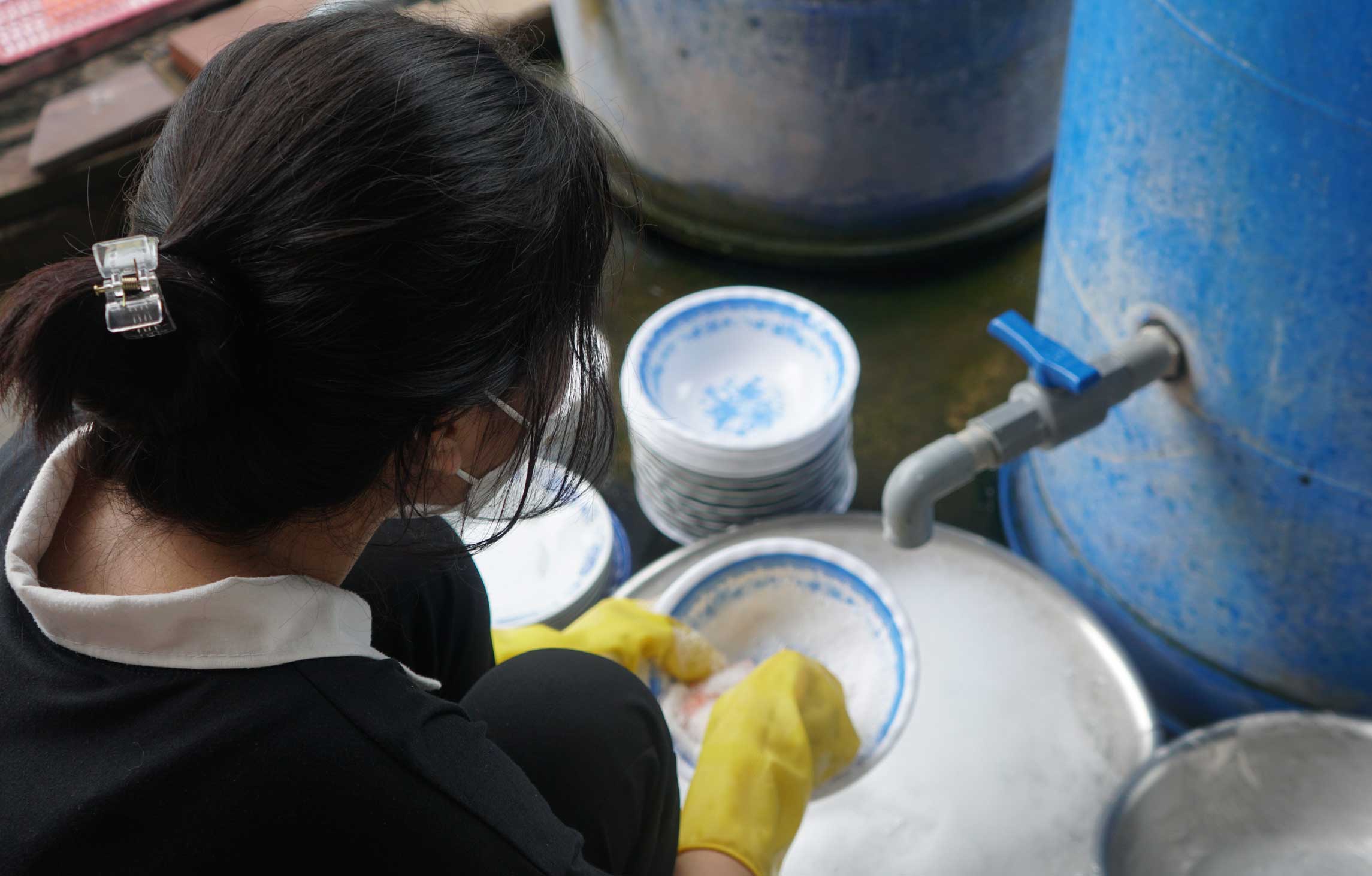 Chi Tam nhan rua chen thue ngay Tet Duong lich de kiem them thu nhap. Anh: NVCC