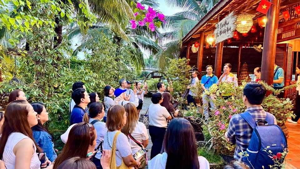 Nha dua tro thanh diem dung chan thu hut du khach khi kham pha song nuoc Vinh Long. Anh: Hoang Loc