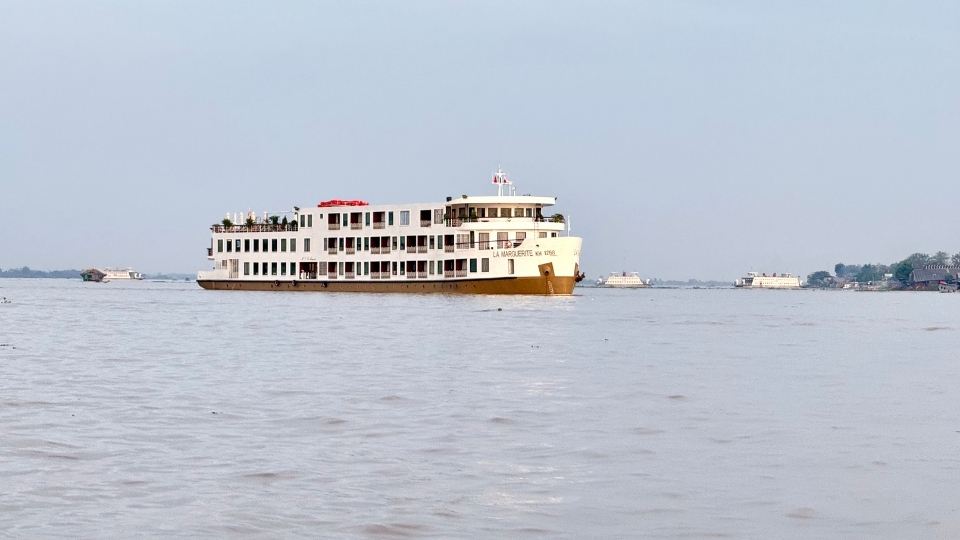 観光客は、果樹園と海を結ぶ観光ルートを体験することに興味津々です。写真:ホアン・ロック