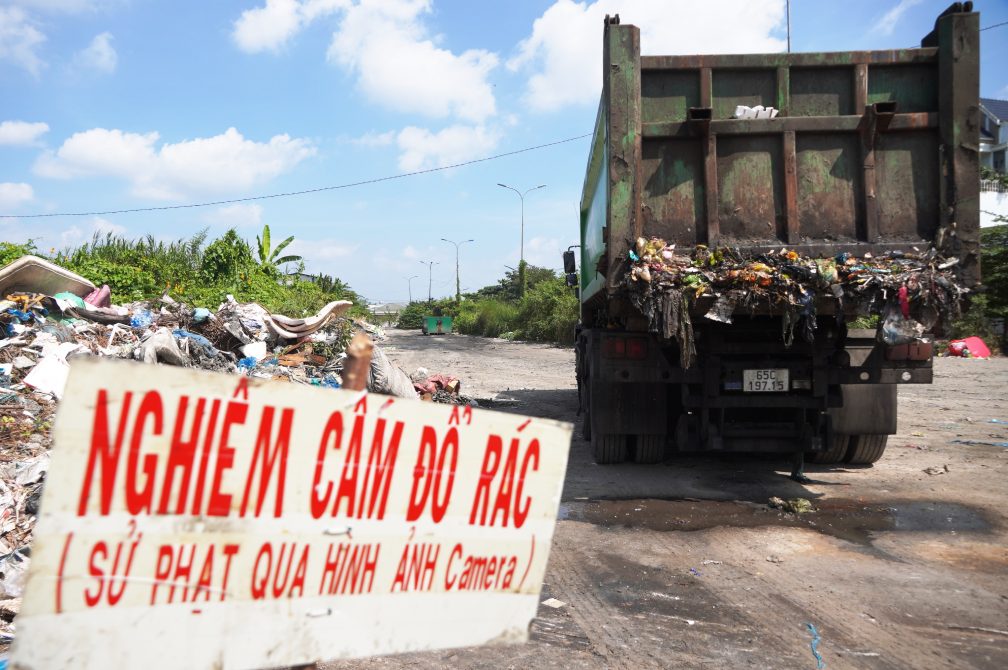 Vi tri noi nguoi dan do rac trom co ban da duoc xu ly, khong con chat dong cao. Anh: Ta Quang
