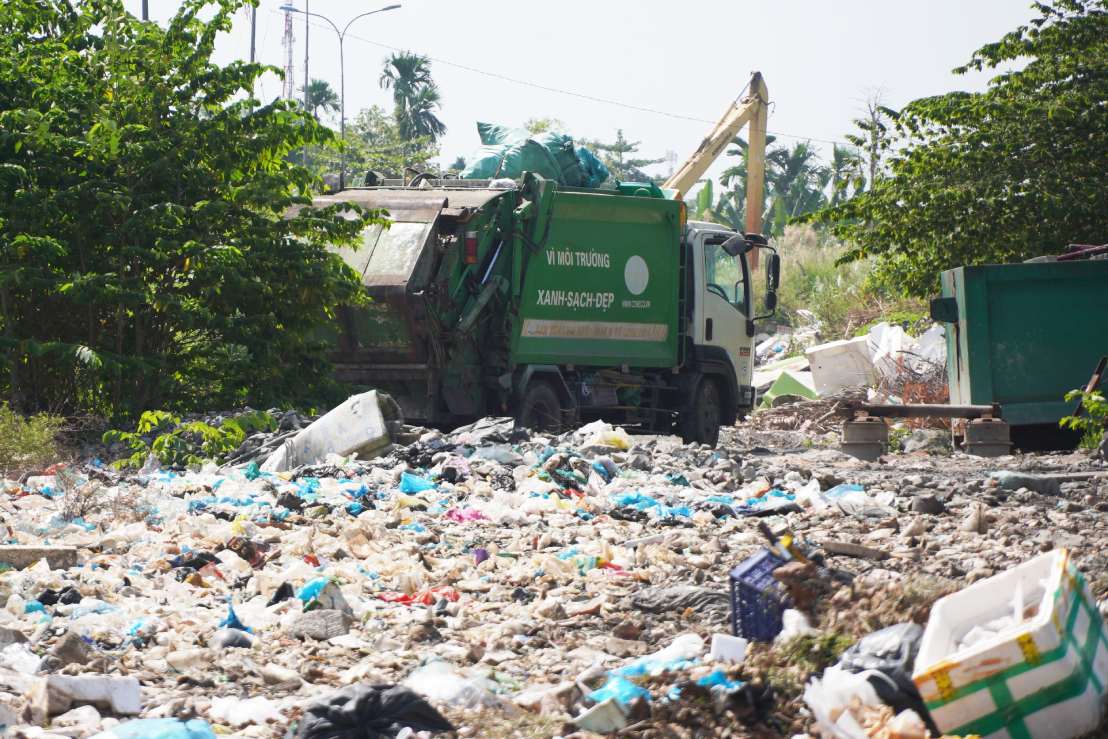 Mot so vi tri van con rac tren mat duong. Anh: Ta Quang