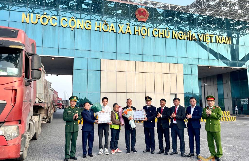 제8지역 세관 지국 지도부, 몽까이 1동 지도부 및 국경 관문 기능 부서는 새해 첫날 수입 화물이 통관된 기업을 환영하고 꽃다발을 전달했습니다. 사진: 호앙 응아