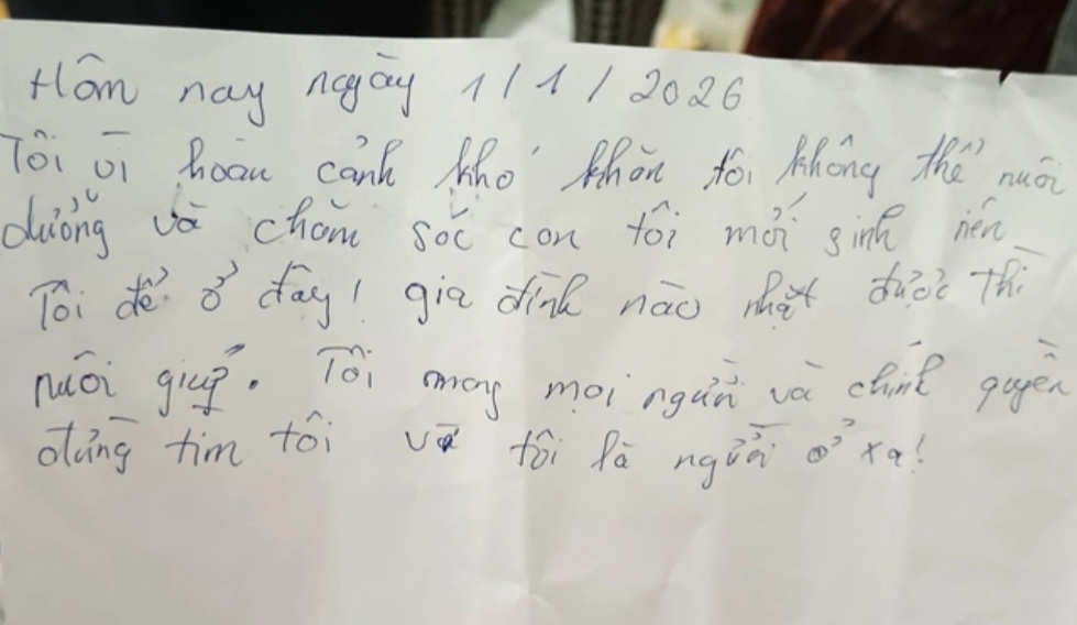 La thu duoc cho la cua nguoi me de lai ben be trai so sinh. Anh: Truong An