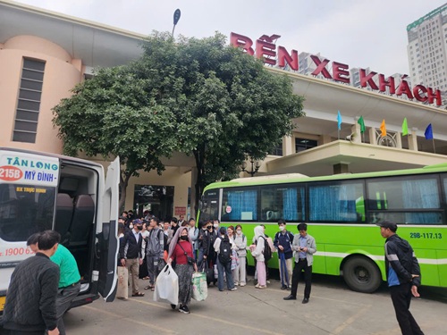 Hanh khach cho len xe ve que tai Ben xe My Dinh sang 1.1.2026. Anh: Minh Hanh 