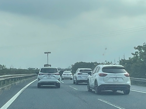 Phuong tien di chuyen tren cao toc Phap Van - Cau Gie. Anh: Huy Thiem