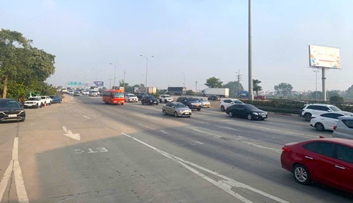 2026년 양력 설 연휴 첫날 하노이 교통은 안정적입니다. 사진: 휘티엠