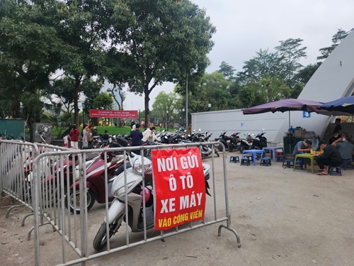 Diem trong giu xe tai Cong vien Cau Giay, TP Ha Noi. Anh: Minh Hanh 