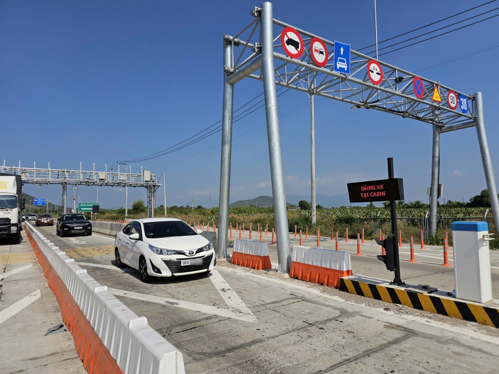 Cac phuong tien chay qua tram thu phi o loi ra cao toc Vinh Hao - Phan Thiet. Anh: Duy Tuan 