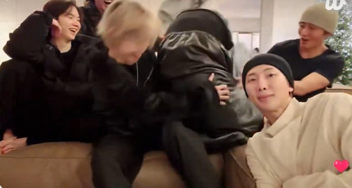 Jin (BTS) bi chi trich vi tro dua voi Jungkook. Anh chup tu video