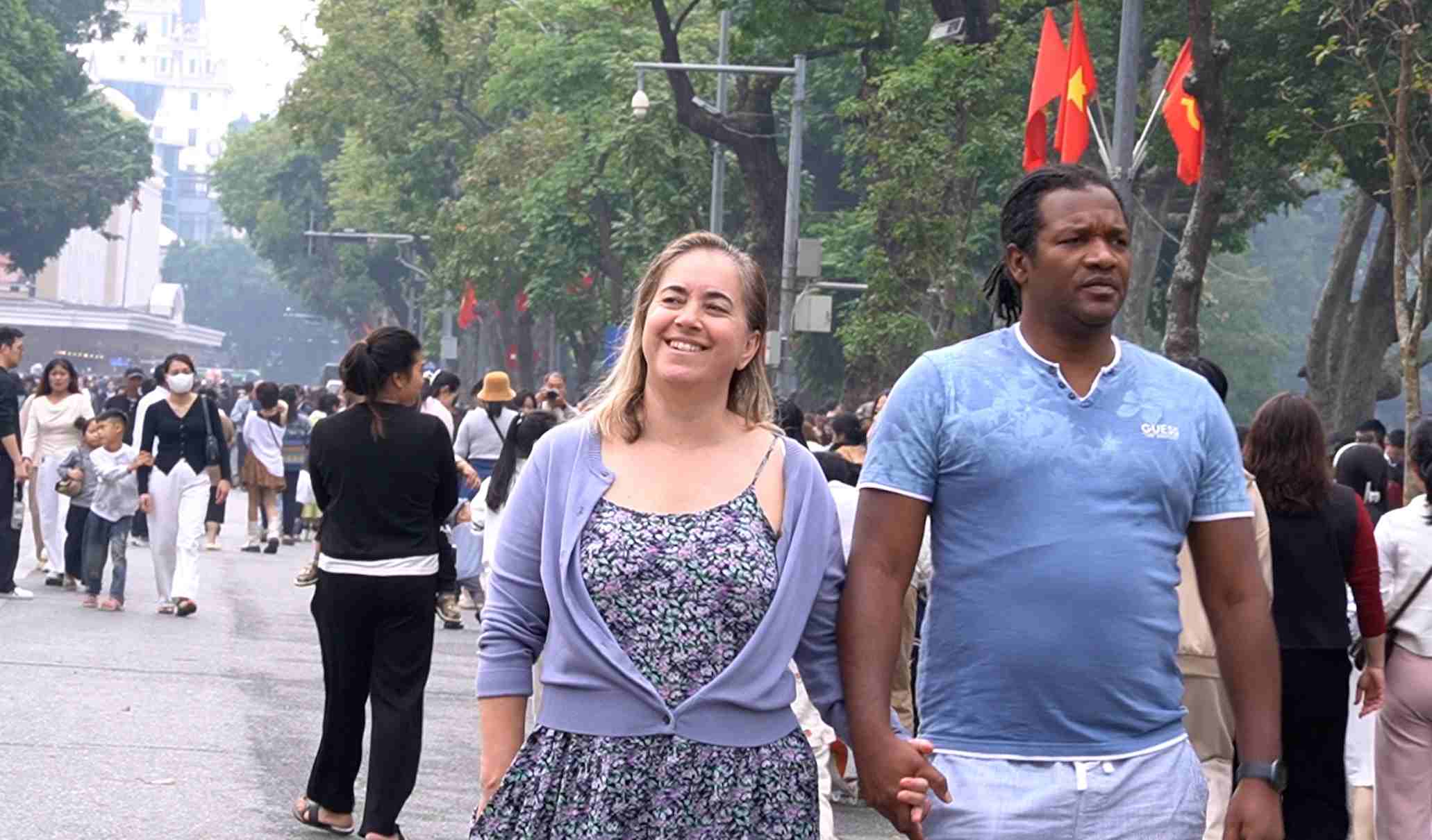 외국인 관광객들은 2026년 새해를 맞이하기 위해 하노이를 선택하는 것을 좋아합니다. 사진: 안 프엉