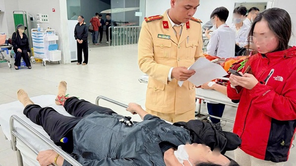 교통 경찰이 특수 차량을 사용하여 주민들을 응급 치료를 위해 이송합니다. 사진: CAHN