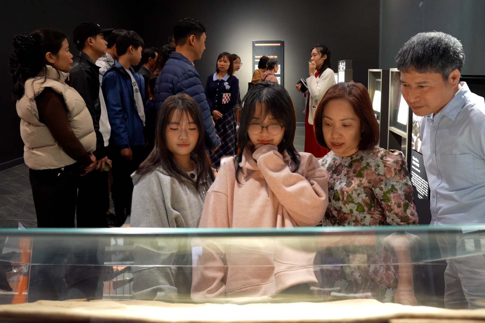 Vietnam Military History Museum attracts a large number of people on New Year's Day