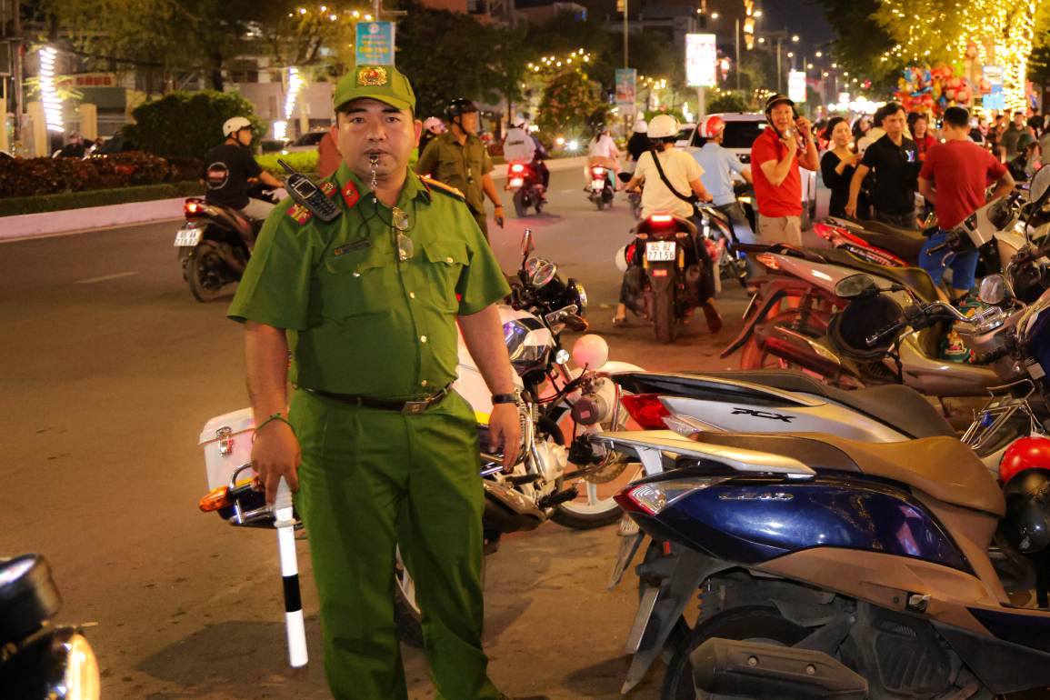 Luc luong cong an dam bao an ninh tren dia ban phuong Ninh Kieu (TP Can Tho) nhung dip le, Tet. Anh: Ta Quang