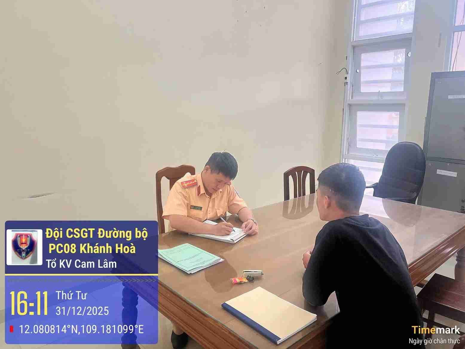 CSGT ở Khánh Hòa vừa xác minh trường hợp điều khiển xe môtô công vụ vi phạm quy định về trật tự an toàn giao thông. Ảnh: Phòng CSGT