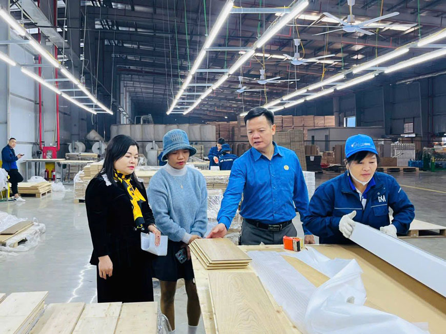 Leaders of the Trade Union Boards of Industrial Parks propagate and mobilize workers at OAKONCEPT Vietnam Wood Industry Co., Ltd. Photo: Tien Dung