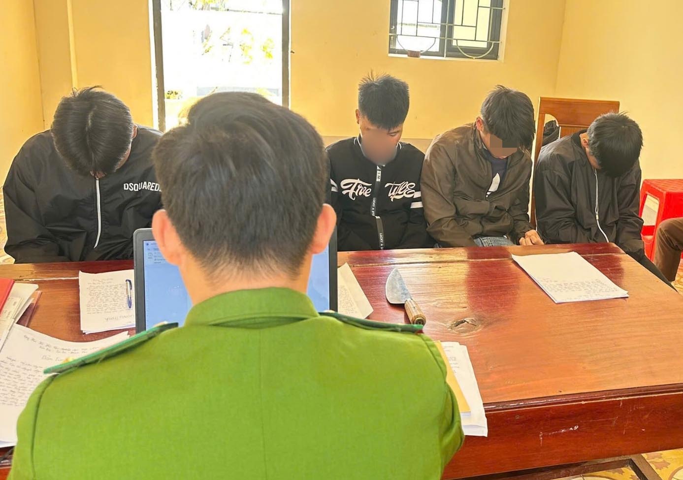 Công an xã Hà Linh kịp thời ngăn chặn nhóm học sinh mang dao đi giải quyết mâu thuẫn. Ảnh: Công an Hà Tĩnh.