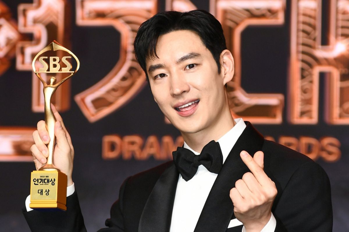 Lee Je Hoon wins SBS Daesang award. Photo: Lotte