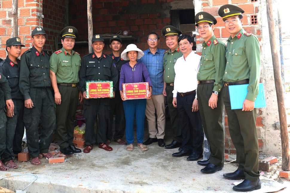 Ba Huynh Thi Tho nhan qua cua Dai tuong Luong Tam Quang - Bo truong Bo Cong an. Anh: Cong an