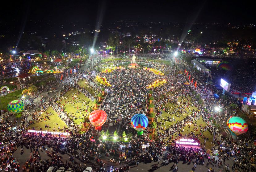 Dac biet khi man dem xuong, dong nguoi tap trung ve khu vuc Quang truong Sa Dec - Trung tam cua Festival hoa kieng Sa Dec cang dong. Anh: Ban to chuc Festiaval 