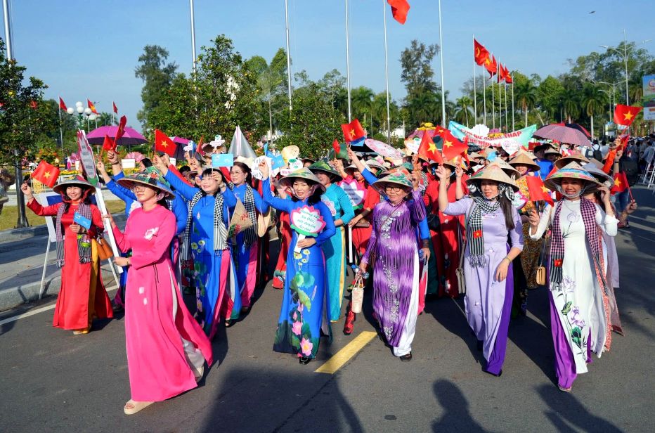 Hoat dong dieu hanh ao dai truyen thong, tao them diem nhan cho su kien Festival hoa kieng Sa Dec. Anh: Ban to chuc Festival