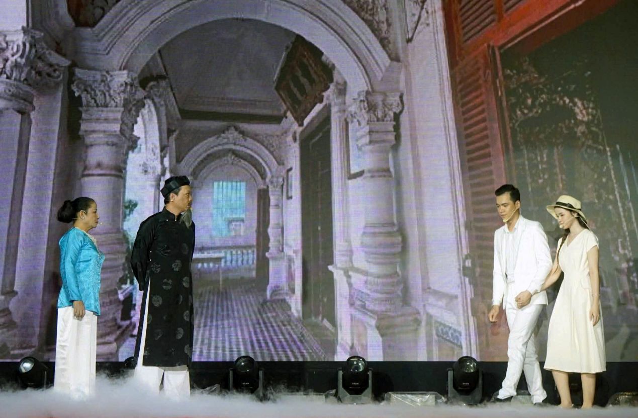 Chuong trinh nhac kich “Dem ke chuyen Nguoi tinh” tai nha co Huynh Thuy Le (Sa Dec) - noi dien ra thien diem tinh giua nu van si Marguerite Duras va nguoi tinh dau tien cua ba, ong Huynh Thuy Le (chu nhan ngoi nha). Cau chuyen tinh buon ay, ve sau da duoc ba ke lai trong tac pham cua L’Amant (Nguoi tinh)- tac pham duoc giai thuong Goncourt (giai thuong van hoc danh gia nhat cua Phap). Anh: Ban to chuc Festival