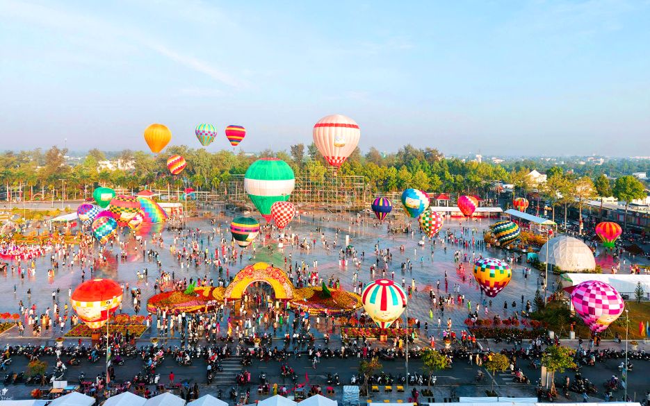 Lang hoa Sa Dec dip dau nam 2026 tap nap du khach tu nhieu dia phuong trong va ngoai tinh Dong Thap den thuong lam, vui choi... Anh: Ban to chuc Festival