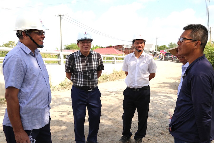 Chu tich HDTV EVNSPC Le Van Trang (thu 2 tu trai sang) va Pho Tong giam doc EVNSPC Bui Quoc Hoan (ao trang) nghe cac nha thau bao cao tien do thi cong Duong day 110kV Tran De - Tram 220kV Soc Trang (TP Can Tho) trong dip Tet Duong lich 2026. Anh: EVNSPC