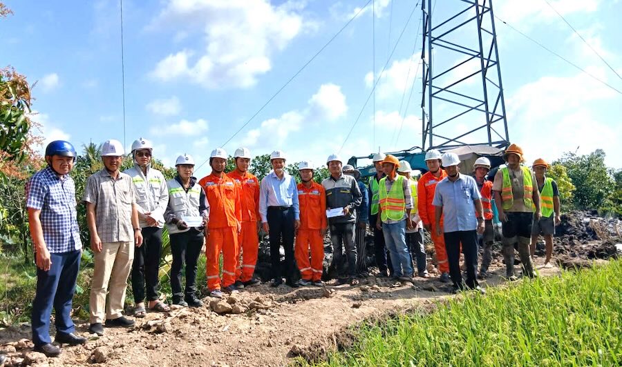 Ong Banh Duc Hoai - Thanh vien HDTV EVNSPC - tang qua nguoi lao dong lam viec xuyen Tet Duong lich tai Du an Cai tao, nang tiet dien duong day 110kV tram 220kV Cao Lanh - Thap Muoi, tinh Dong Thap. Anh: EVNSPC