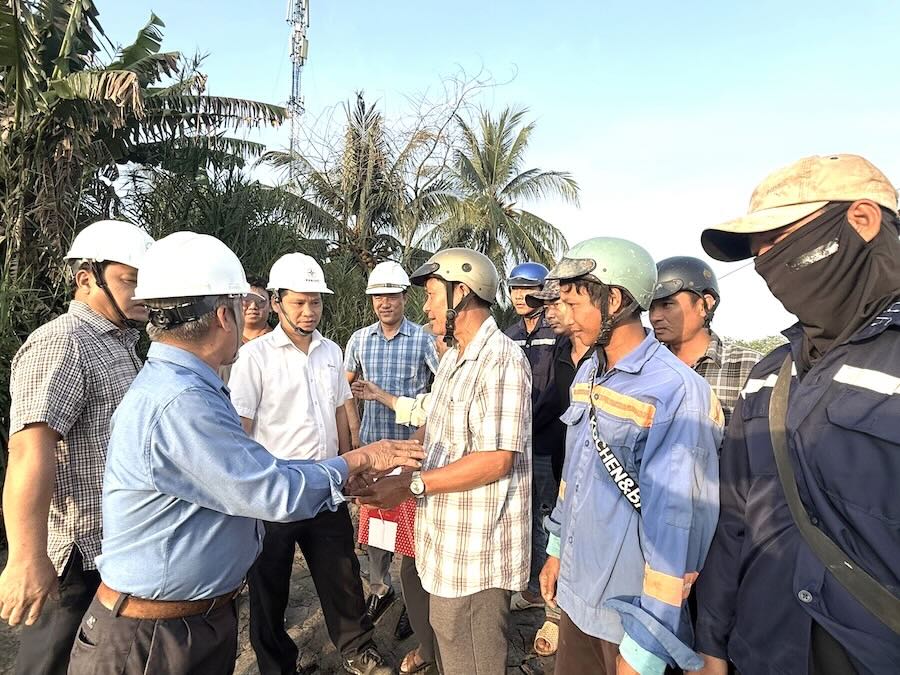 Ong Bui Quoc Hoan - Pho Tong giam doc EVNSPC (ao trang) - nghe nha thau thi cong Du an Duong day 110kV Tram 220kV Thot Not – Tram 110kV Thoi Lai (TP Can Tho) bao cao ve phuong an thi cong dip Tet Duong lich. Anh: EVNSPC