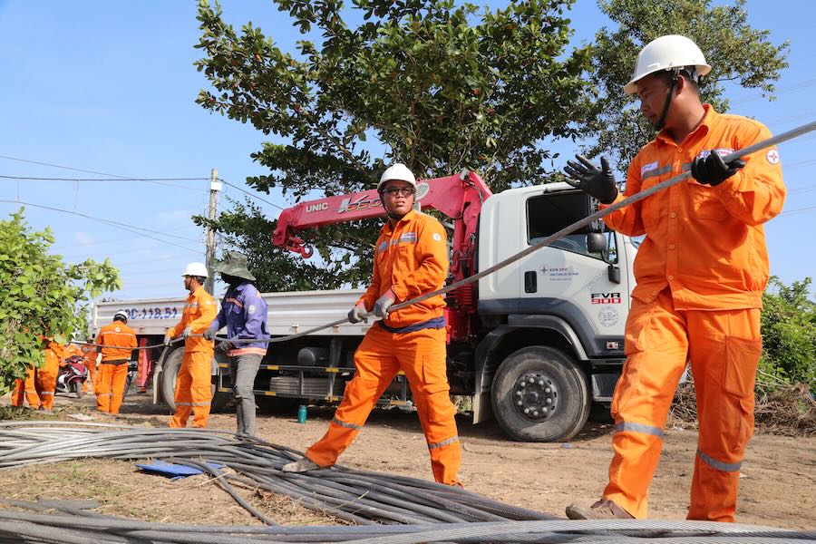 Dong dao cong nhan lam viec xuyen Tet Duong lich, tham gia thi cong Duong day 110kV Tran De - Tram 220kV Soc Trang. Anh: EVNSPC