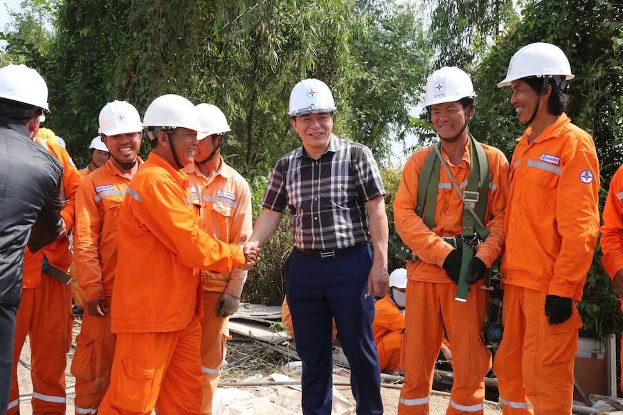 Chairman of EVNSPC's Member Council Le Van Trang (center) encourages Electricity workers working throughout Tet at the 110kV Tran De - 220kV Soc Trang Power Plant construction site. Photo: EVNSPC